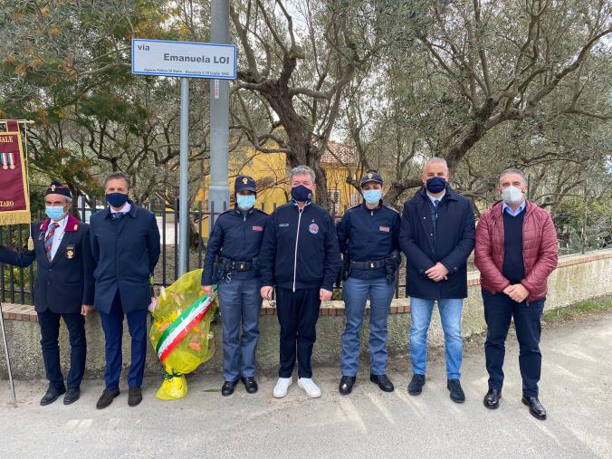 8 marzo a Catanzaro. Apposta la nuova targa in via Emanuela Loi, le istituzioni ricordano le donne della Polizia di Stato images 8 marzo a Catanzaro. Apposta la nuova targa in via Emanuela Loi, le istituzioni ricordano le donne della Polizia di Stato