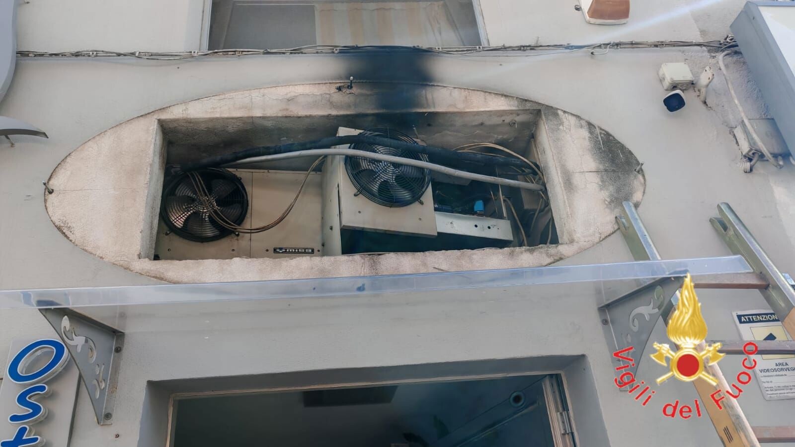 images Catanzaro, a fuoco una cella frigo di una pescheria in centro: nessun ferito