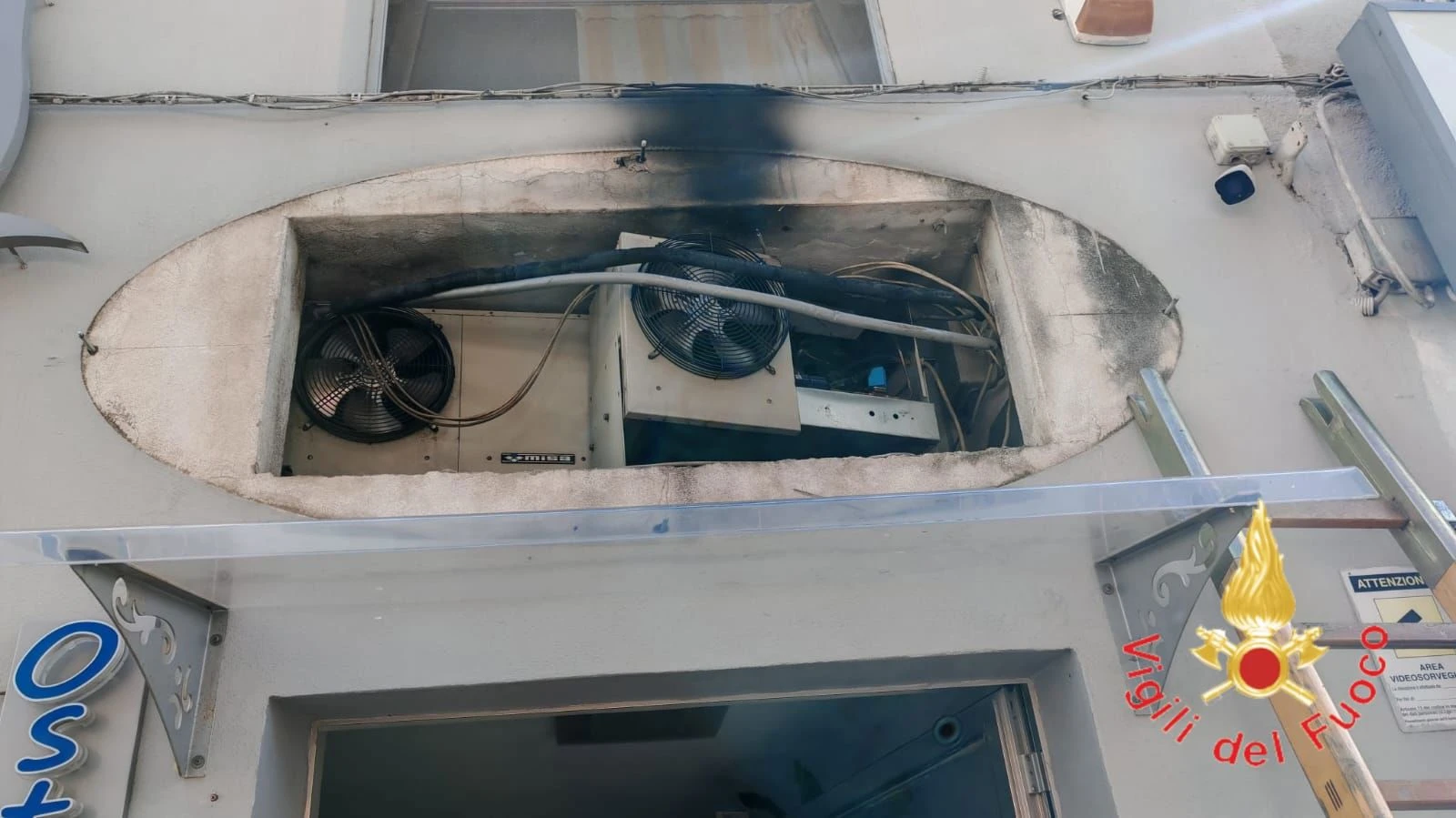 Catanzaro, a fuoco una cella frigo di una pescheria in centro: nessun ferito