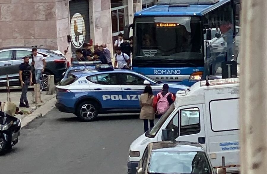 images Catanzaro, bus evacuato ma era un falso allarme: traffico in tilt in via Acri
