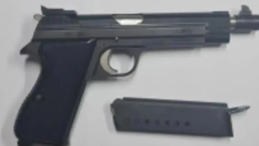 images Nasconde una pistola nel tubo di scarico, 30enne arrestato a Crotone 
