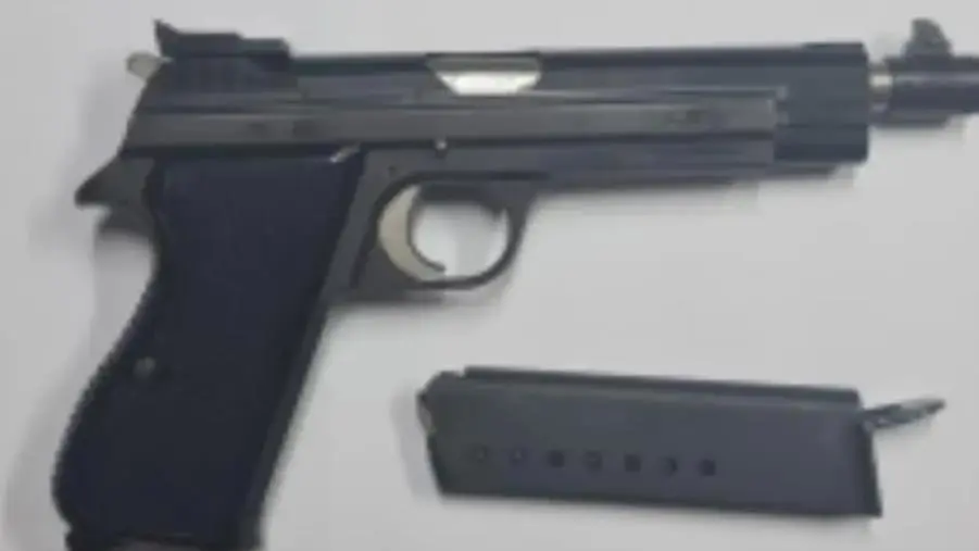 images Nasconde una pistola nel tubo di scarico, 30enne arrestato a Crotone 