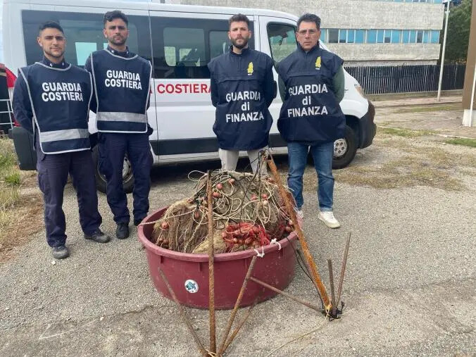 Pesca illegale a Gioia Tauro, Capitaneria e Finanza sequestrano reti e pescato images Pesca illegale a Gioia Tauro, Capitaneria e Finanza sequestrano reti e pescato