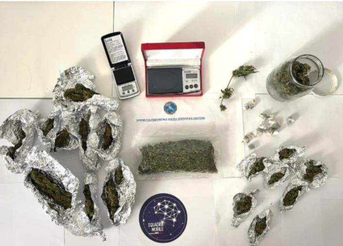 Crotone, sequestrato oltre 1,3 Kg di droga nel quartiere Papanice images Crotone, sequestrato oltre 1,3 Kg di droga nel quartiere Papanice