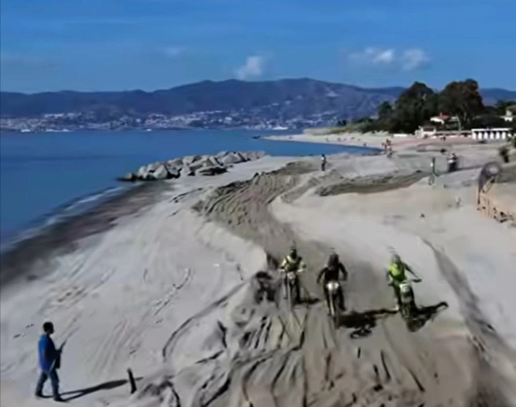 La denuncia di Legambiente: "No alle moto da cross sulla spiaggia di Catona, non è una pista"