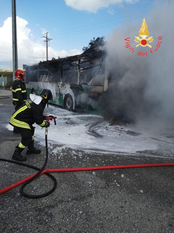 Catanzaro. In fiamme un autobus di linea in sosta alla Cittadella: illeso il conducente images Catanzaro. In fiamme un autobus di linea in sosta alla Cittadella: illeso il conducente