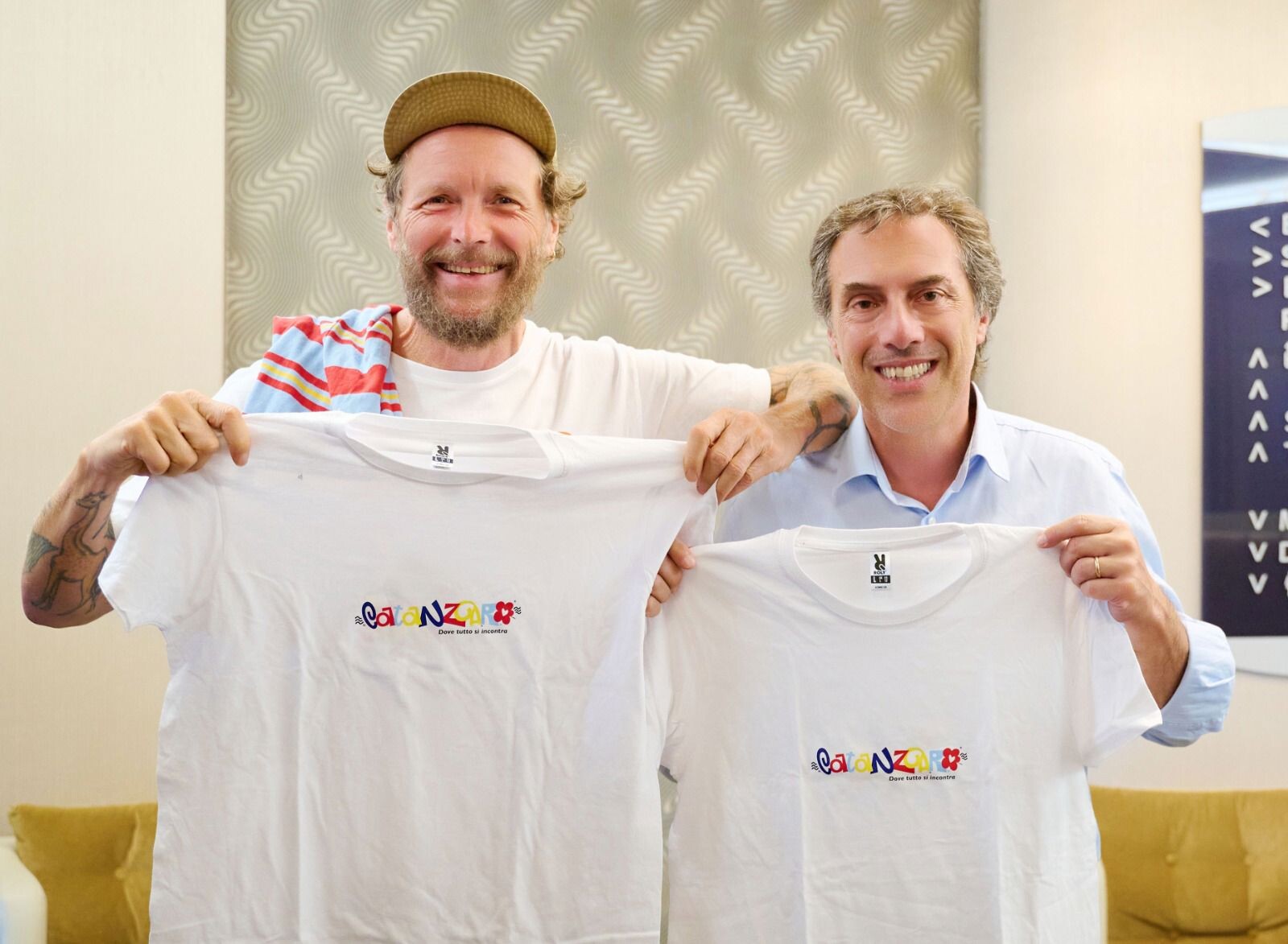 images Il Jova Summer Party accende Catanzaro: l'incontro tra il sindaco Fiorita e Jovanotti nel segno del nuovo brand cittadino 