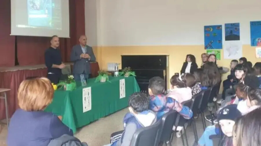 images Catanzaro, i ragazzi del Comprensivo Catanzaro Nord Est Manzoni incontrano lo scrittore Milisenda