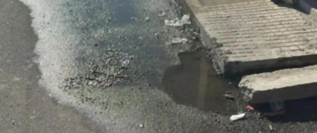 images Fogna a cielo aperto in viale Magna Graecia, il Comune scrive all'Aterp: "Deriva da un edificio privato, intervenite!"