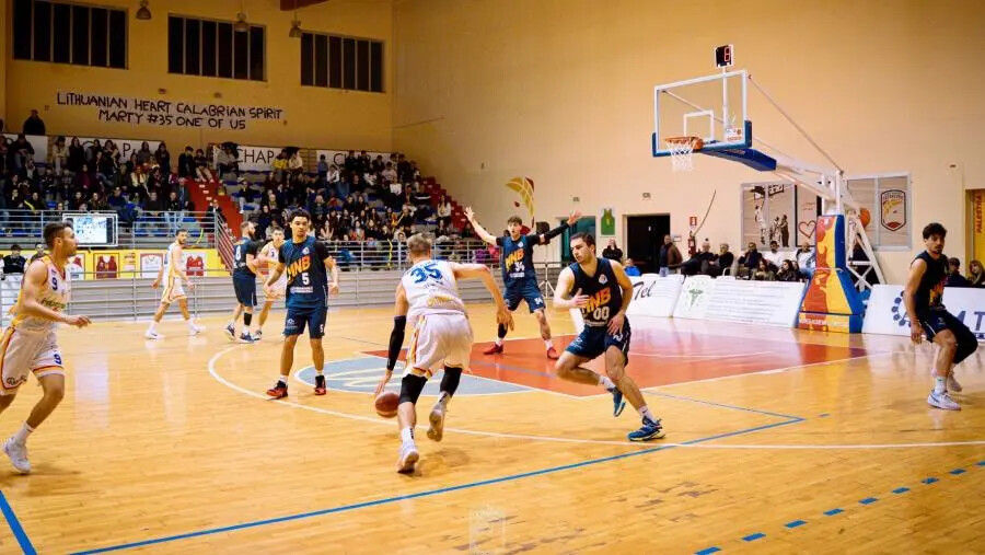 images Basket Academy solida e riquadrata stende Mola New Basket 81-65

