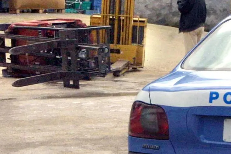 Corigliano-Rossano, operaio di 45 anni muore schiacciato da un muletto: indaga la Procura images Corigliano-Rossano, operaio di 45 anni muore schiacciato da un muletto: indaga la Procura