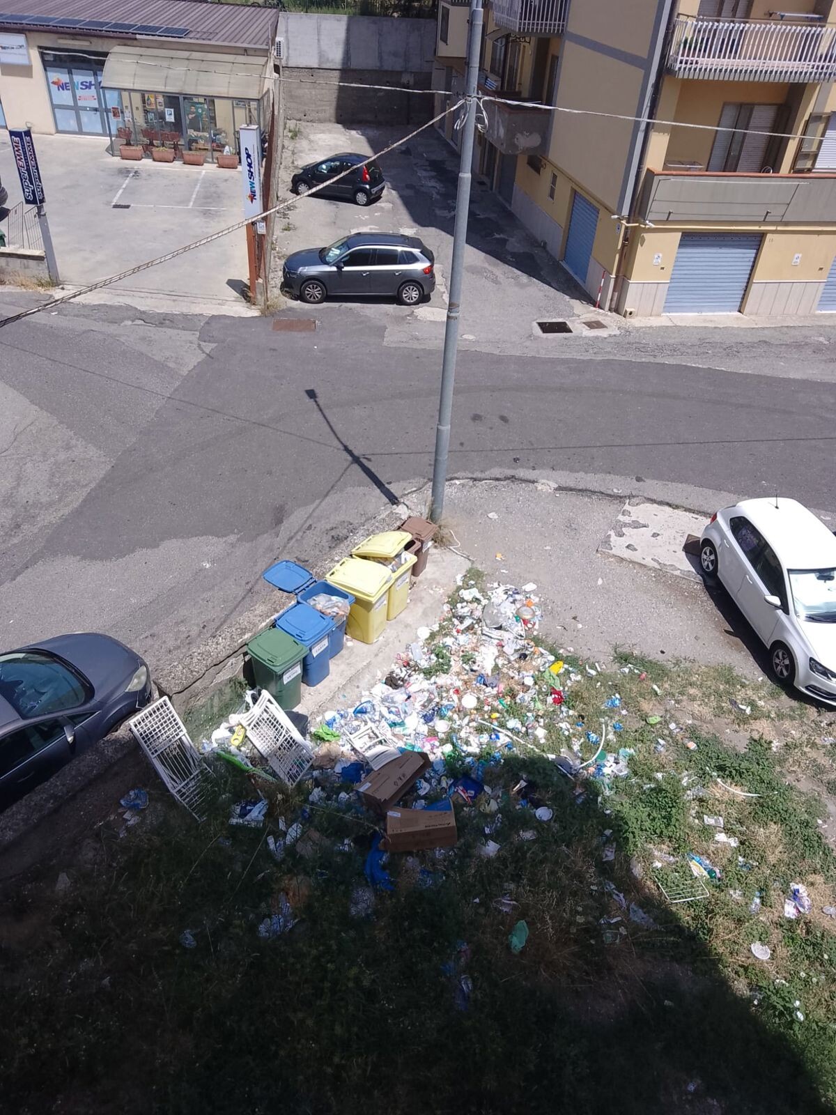 Degrado e abbandono in via Butera a Catanzaro, i residenti chiedono interventi urgenti a Comune e Aterp images Degrado e abbandono in via Butera a Catanzaro, i residenti chiedono interventi urgenti a Comune e Aterp