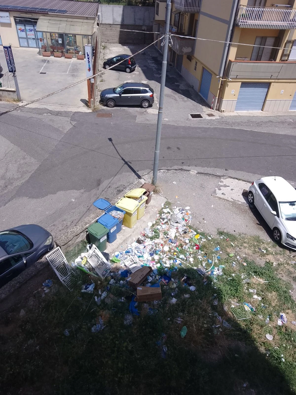 Degrado e abbandono in via Butera a Catanzaro, i residenti chiedono interventi urgenti a Comune e Aterp