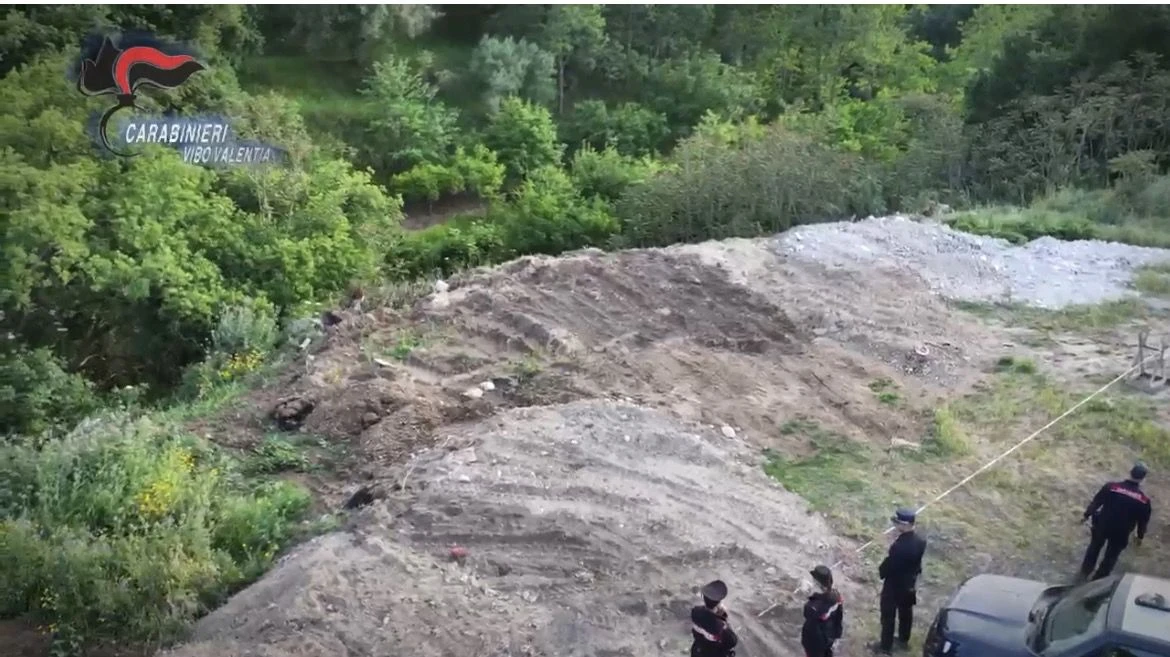 Discarica abusiva a rischio ambientale nel Vibonese: una denuncia e area sequestrata