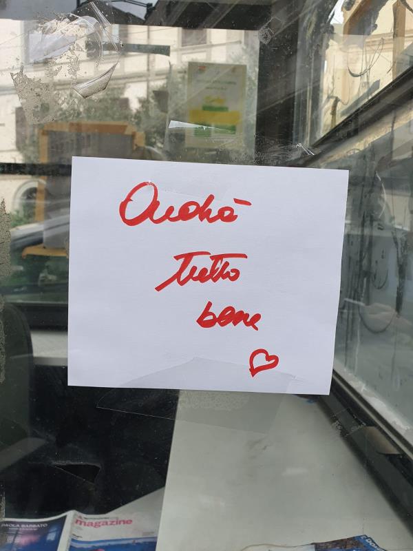 images Coronavirus. "Andrà tutto bene". Il post it della positività arriva anche a Catanzaro: messaggio anonimo lasciato in ogni via della città