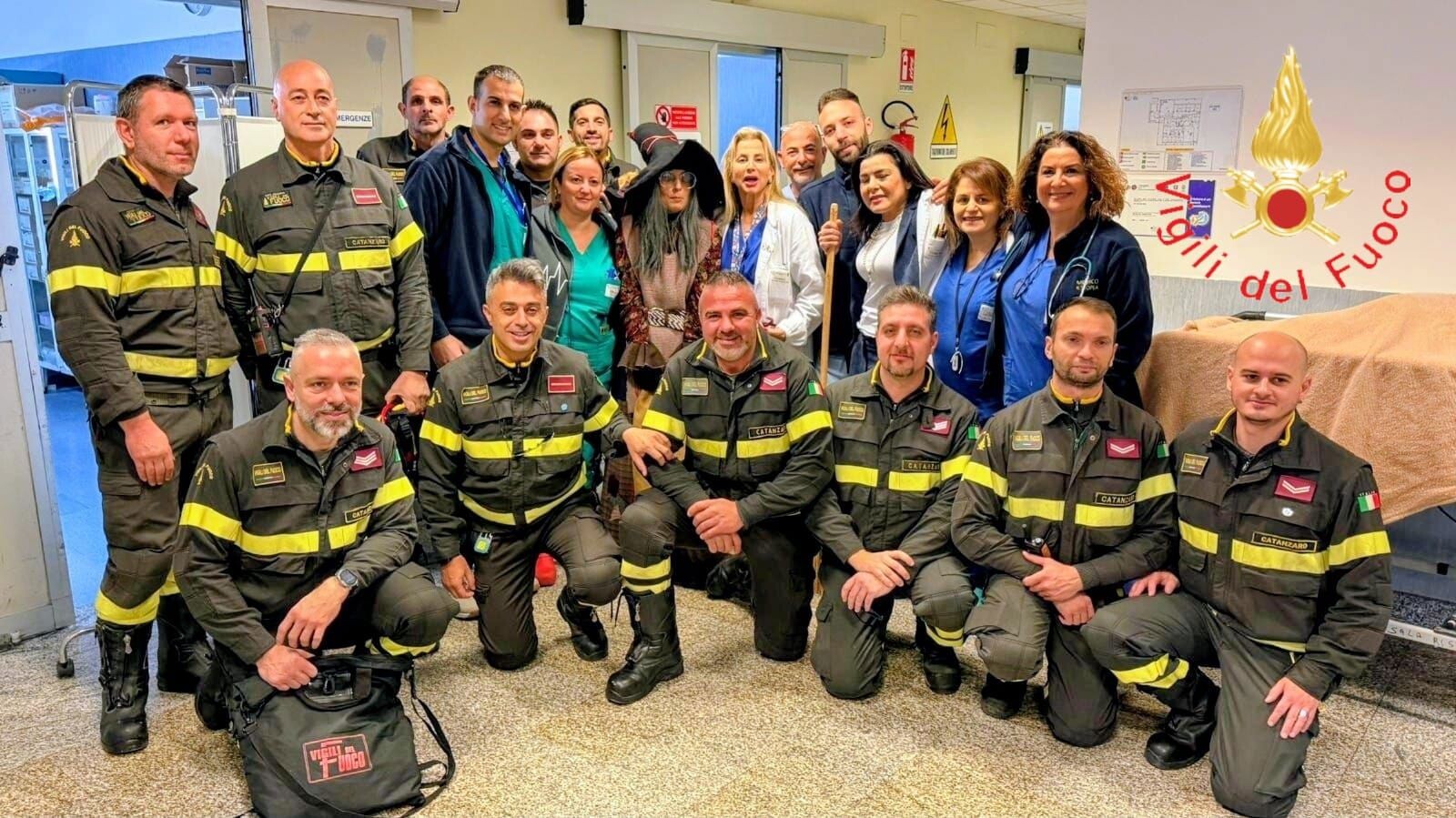 images La Befana dei Vigili del Fuoco in visita all’ospedale “Giovanni Paolo II” di Lamezia Terme