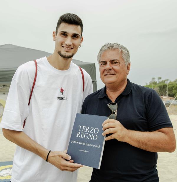 Mancuso consegna al campione olimpico Simone Alessio un libro su Saverio Strati images Mancuso consegna al campione olimpico Simone Alessio un libro su Saverio Strati