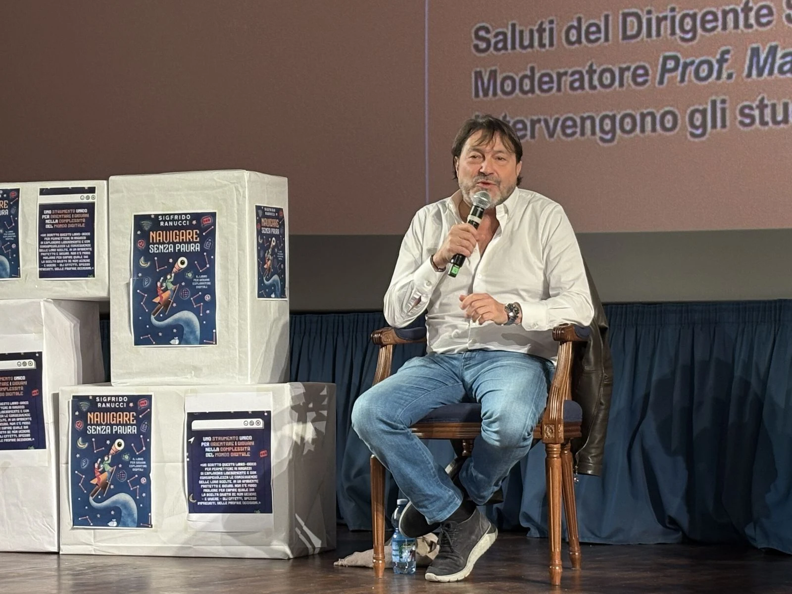 Catanzaro, l'urlo di Ranucci: “Il nuovo ordine mondiale passa dai vostri dati, ribellatevi”