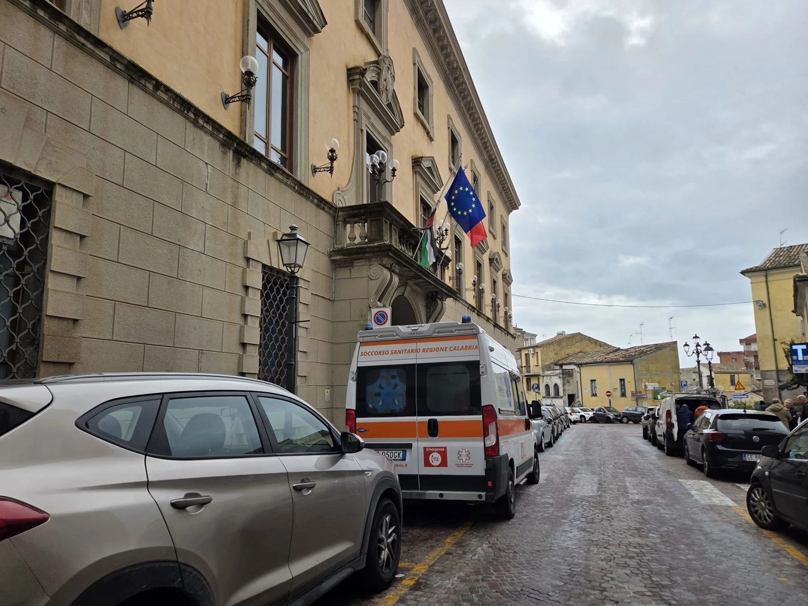 'Promozione' all'ufficio Anagrafe del Comune di Catanzaro, dodici consiglieri all'attacco: "Dipendenti mortificati" 