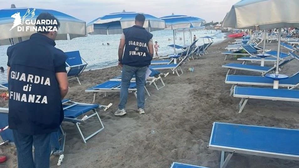 Cariati, occupazione abusiva del demanio marittimo: sequestrati 360 mq di area, ombrelloni e lettini
