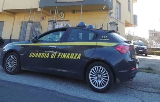 images Continua ad incassare la pensione del padre deceduto ed occupa abusivamente una casa popolare: in 7 anni percepiti indebitamente oltre 245 mila euro