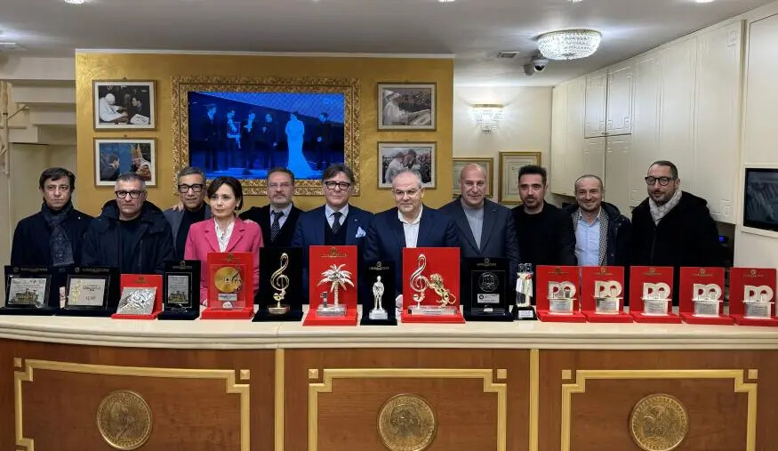 Il maestro Affidato presenta i Premi Speciali realizzati per il Festival di Sanremo images Il maestro Affidato presenta i Premi Speciali realizzati per il Festival di Sanremo