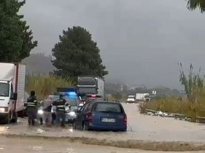 images Maltempo sulla statale 106, tempestivo intervento della polizia: il plauso del sindaco Torchia