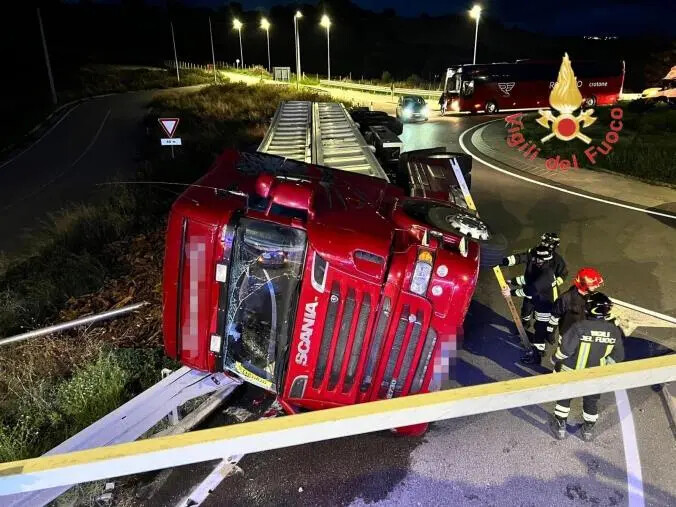 images Autoarticolato si ribalta sulla Statale 106 nel Cirotano: illeso il conducente