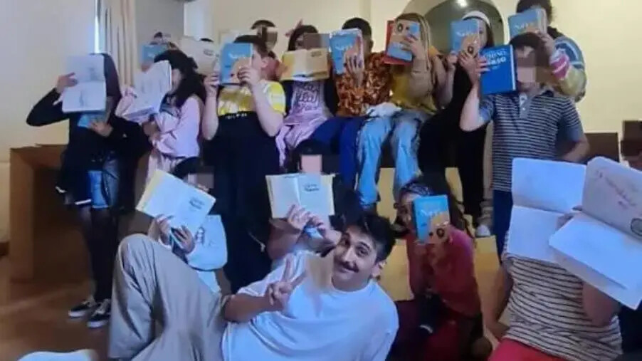 L’abbraccio dei bambini a Fabrizio Biggio ha chiuso la grande festa della lettura Gutenberg 22 images L’abbraccio dei bambini a Fabrizio Biggio ha chiuso la grande festa della lettura Gutenberg 22