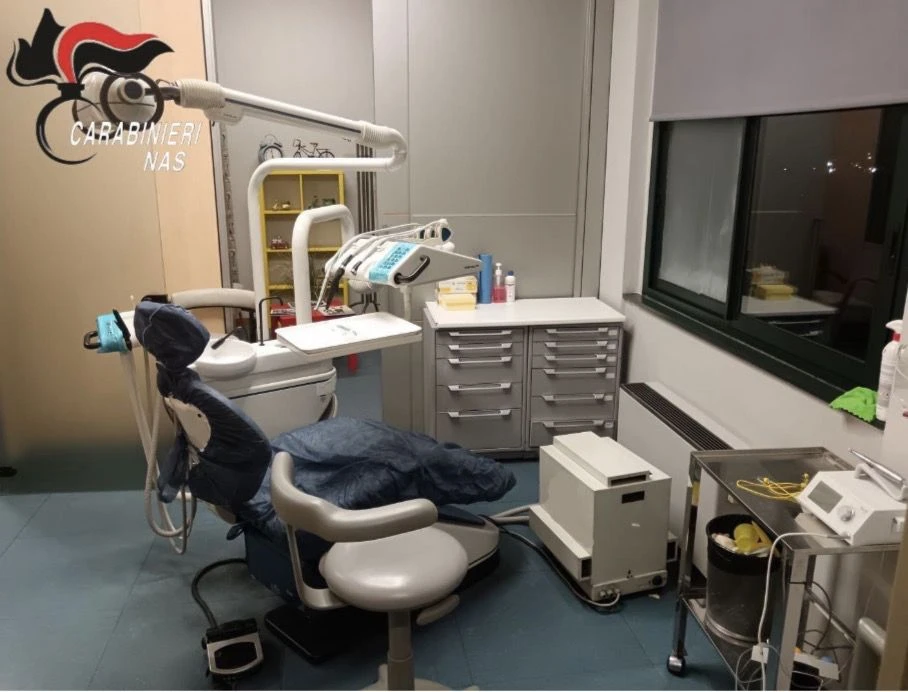 Lamezia, sequestrato uno studio dentistico:  medico denunciato 
