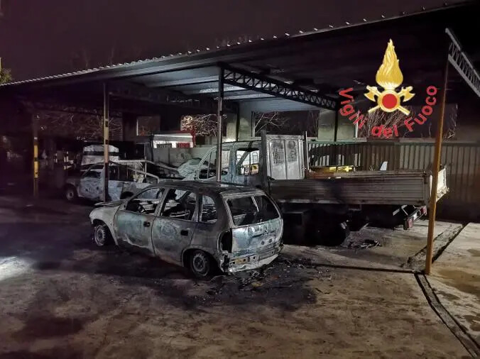 images Attentato incendiario a un cantiere edile nel Catanzarese