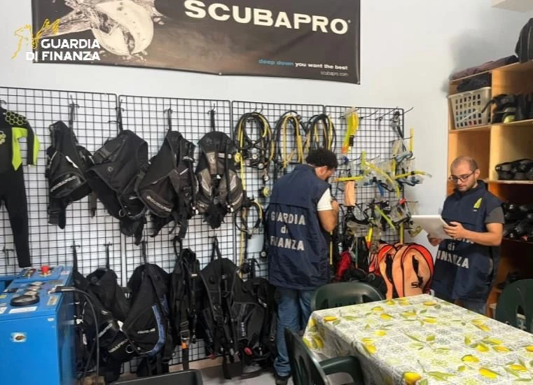 Bombole non revisionate, lavoratori in nero, niente kit soccorso: controlli della Guardia di Finanza nei diving center lungo la Costa degli Dei