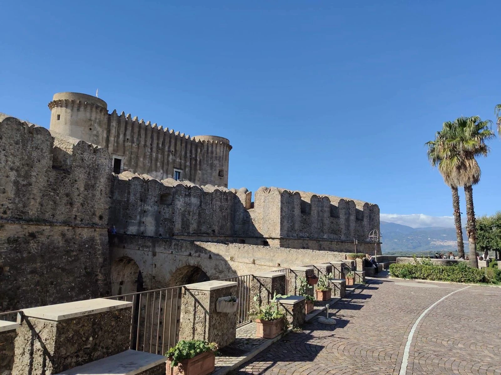 Santa Severina, successo per la mostra su Pirandello: 15 mila visitatori in tre mesi al Castello