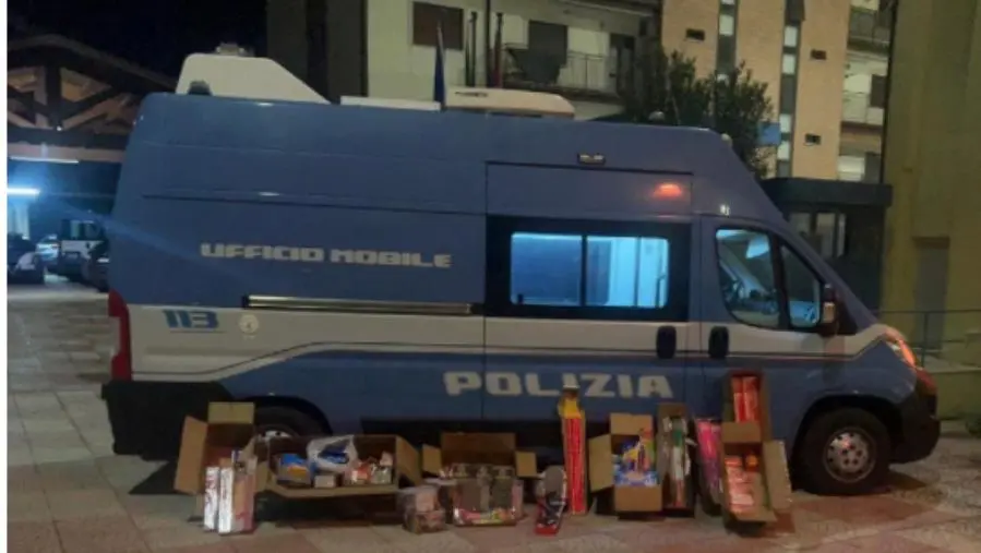 Crotone, sequestrati 100 Kg di fuochi d'artificio non conformi images Crotone, sequestrati 100 Kg di fuochi d'artificio non conformi