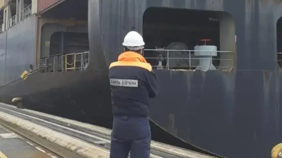 images Problemi al motore di una nave, terminate le operazioni di controllo al porto di Gioia Tauro
