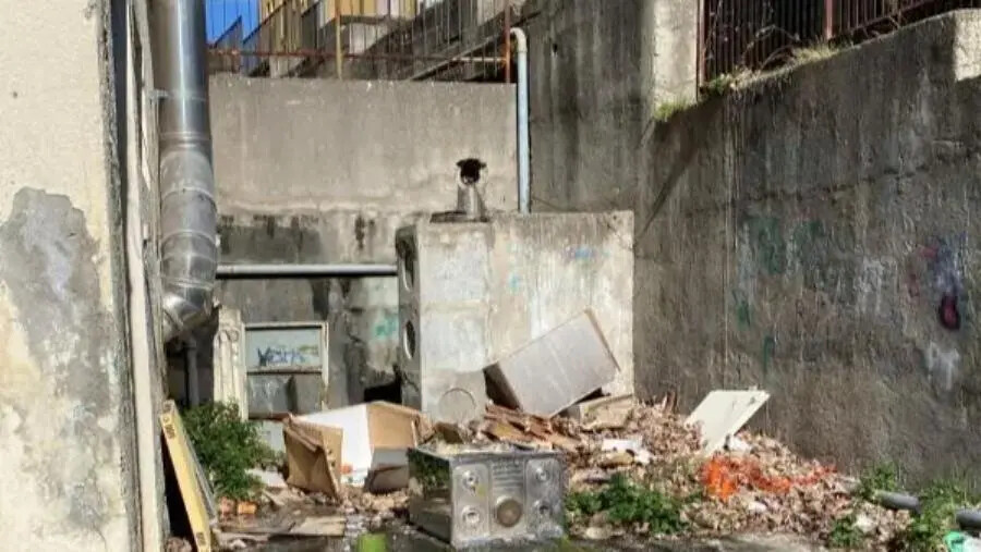 images Scuola Manzoni: perdite, degrado e il contatore del gas gira anche di domenica (VIDEO)