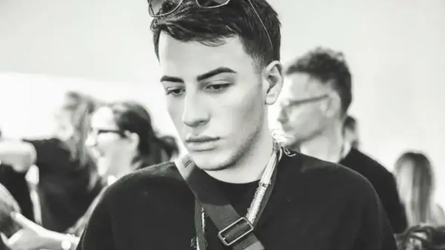 images A colpi di spazzola e phon, il catanzarese Giuseppe Santacroce di nuovo alla Milano Fashion week