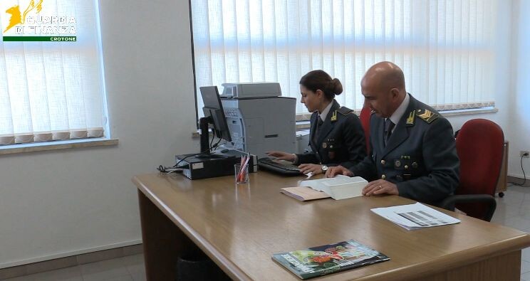 images Corruzione negli appalti pubblici a Crotone, perquisizioni alla Provincia e al Comune: 20 indagati (NOMI)