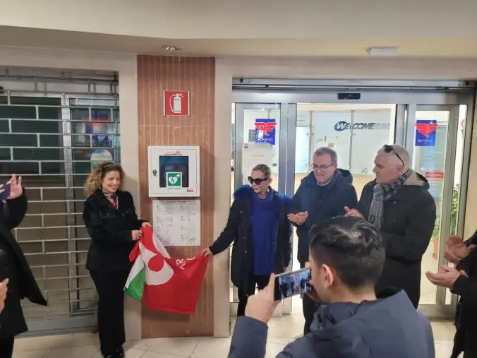 Crotone, installato il defibrillatore donato dalla Filt Cgil images Crotone, installato il defibrillatore donato dalla Filt Cgil