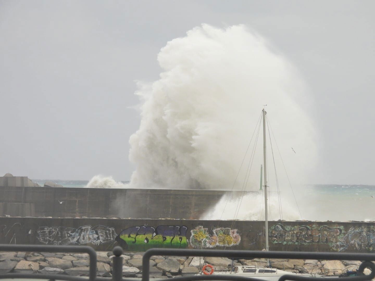 images Emergenza maltempo a Catanzaro: ancora allerta rossa per domani e a Lido "cresce" il mare 