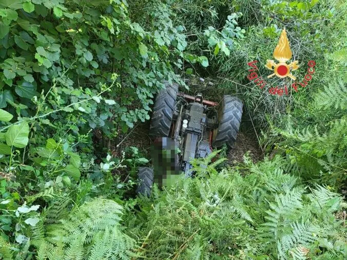 images Tragedia a Girifalco: muore schiacciato dal trattore