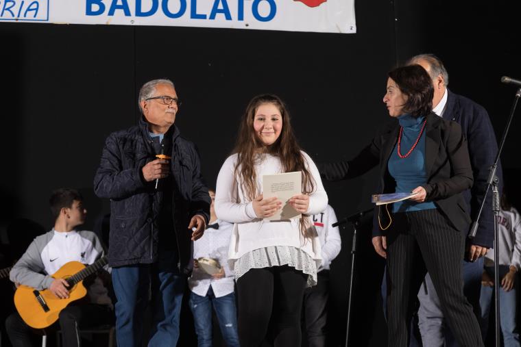Giornata nazionale delle lingue locali a Badolato, donato alle scuole il vocabolarietto del dialetto badolatese images Giornata nazionale delle lingue locali a Badolato, donato alle scuole il vocabolarietto del dialetto badolatese