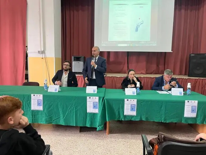 images “Criminalità socializzata”: studenti e istituzioni per la legalità all’I.C. Catanzaro Mater Domini Nord Est Manzoni