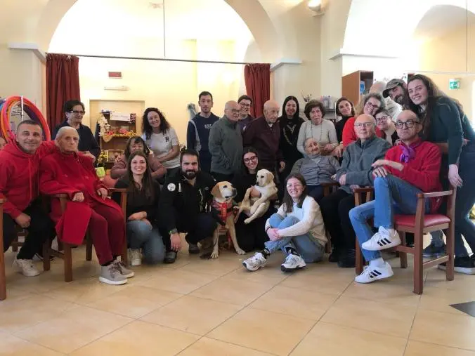images L'unità cinofila di salvataggio incontra gli anziani ospiti di un Centro diurno di Catanzaro