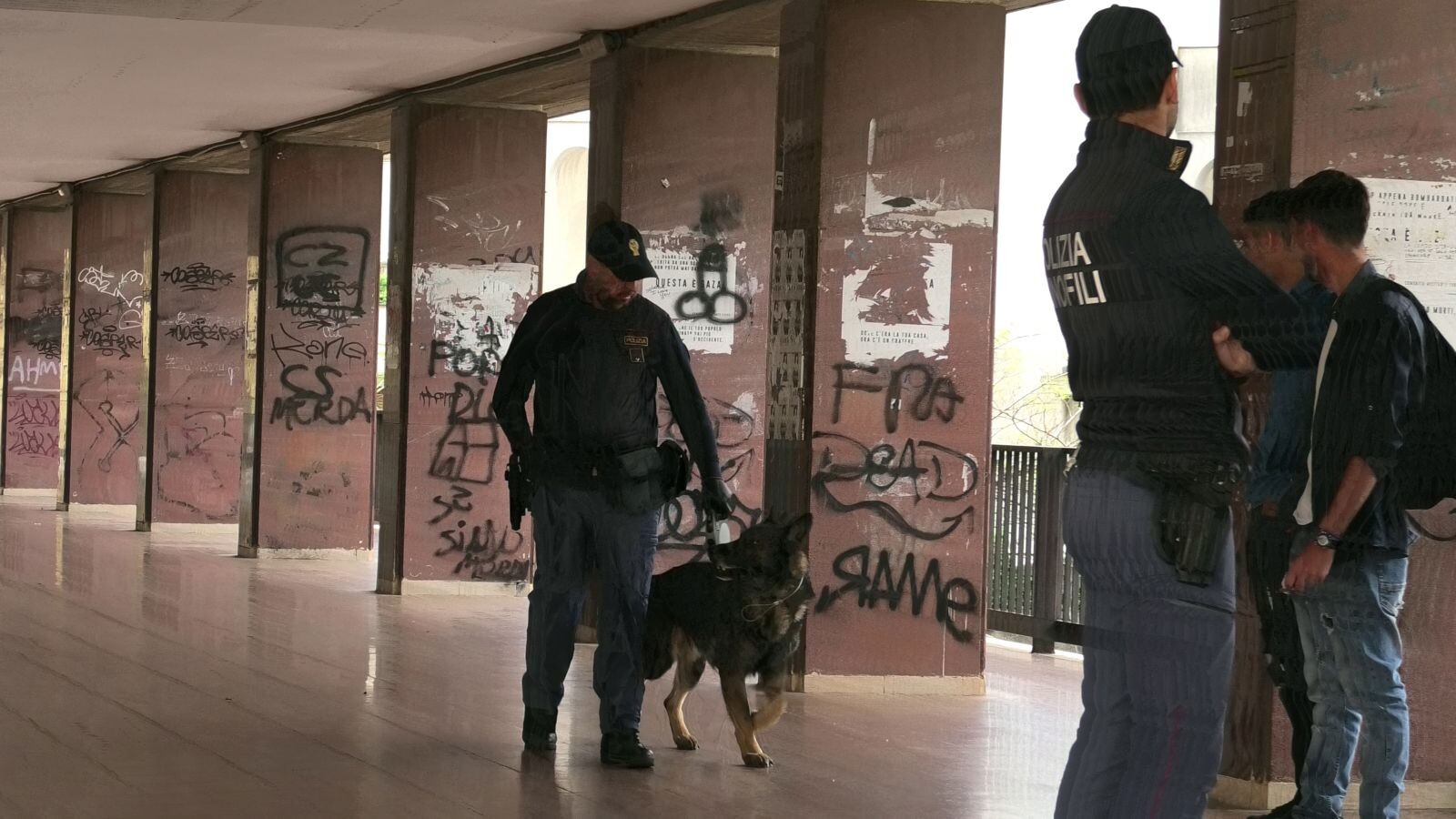 images "Scuole sicure" a Catanzaro, controlli della Polizia su spaccio e detenzione armi nei pressi degli istituti scolastici