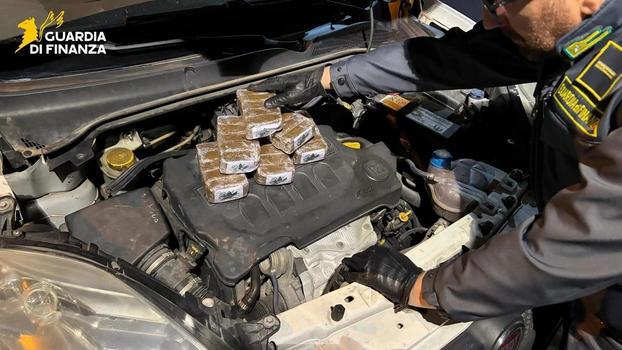 Operazione “Staffetta”, oltre 8 kg nascosti in un’auto nel cosentino: arrestato un corriere