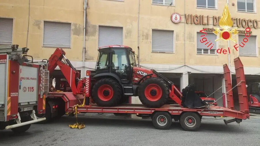 images Maltempo, i Vigili del Fuoco di Catanzaro inviano nuovi mezzi per liberare le strade