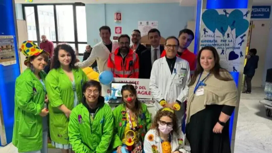 images Giornata dell'autismo a Catanzaro, anche l'ospedale "Pugliese" si è tinto di blu 