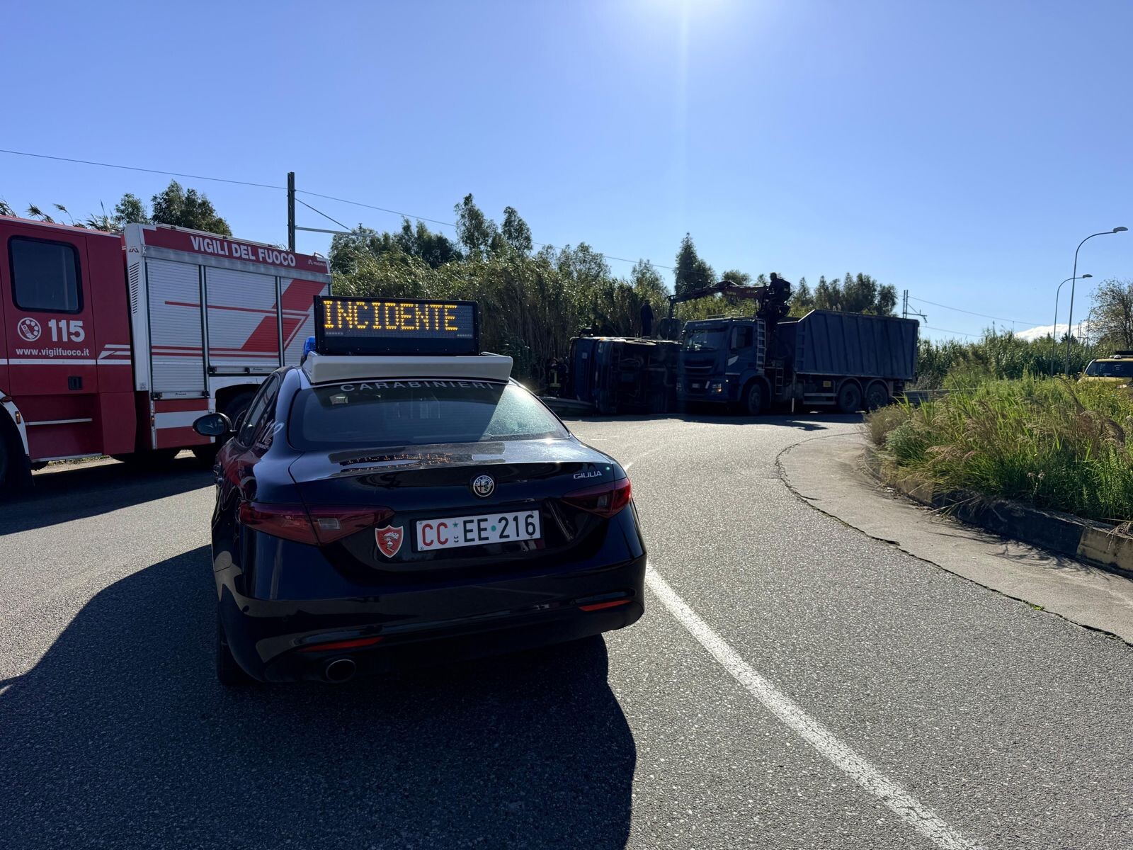 images Camion ribaltato sulla 106, ripristinato anche il traffico ferroviario 