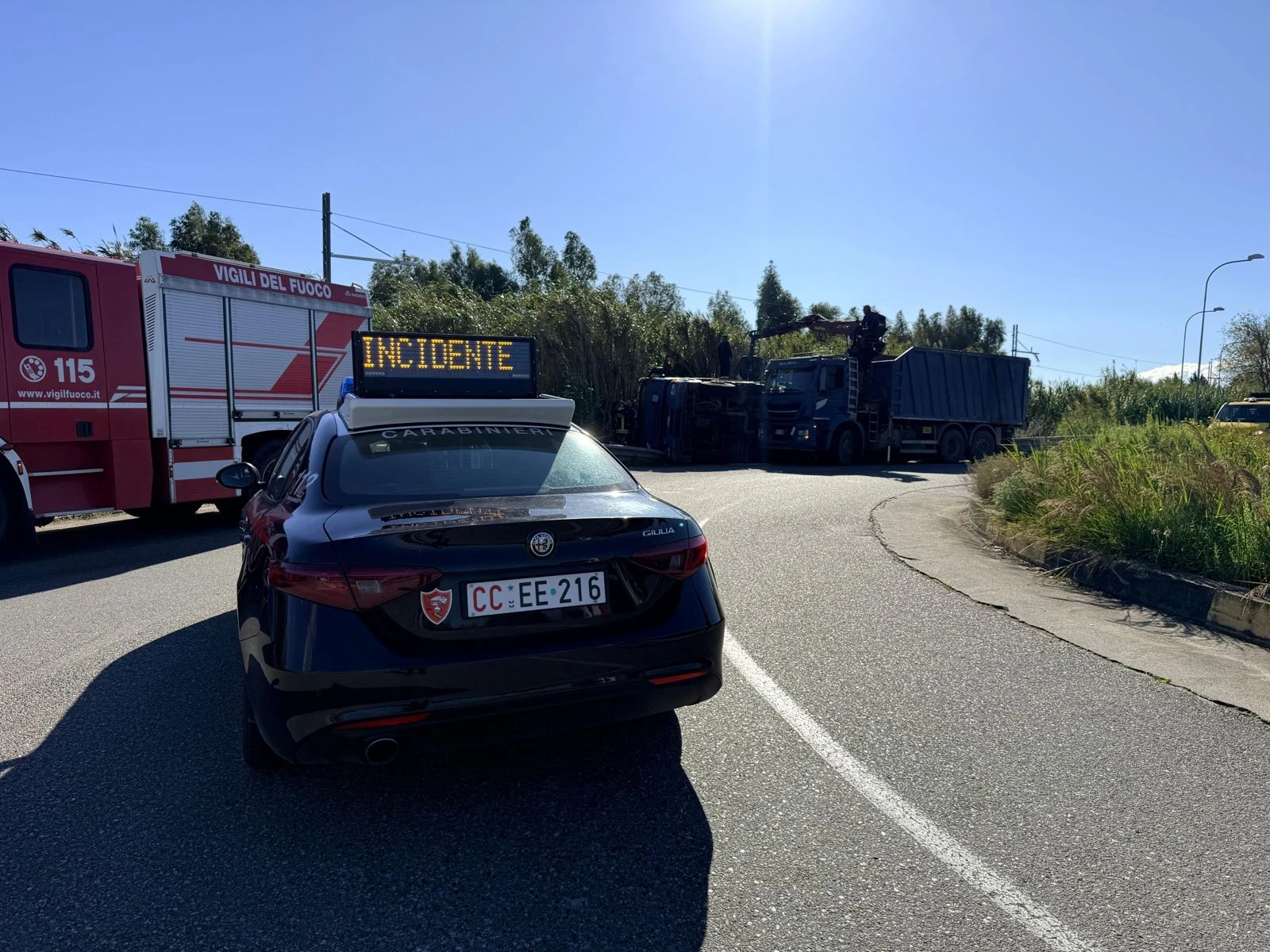 Camion ribaltato sulla 106, ripristinato anche il traffico ferroviario 